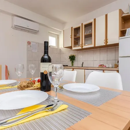 Ante Apartment *