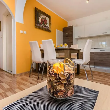 Ante Apartment *